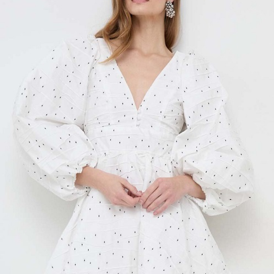 Rochie albă scurtă cu buline negre, în clos și cu mâneci bufante, din colecția Bardot