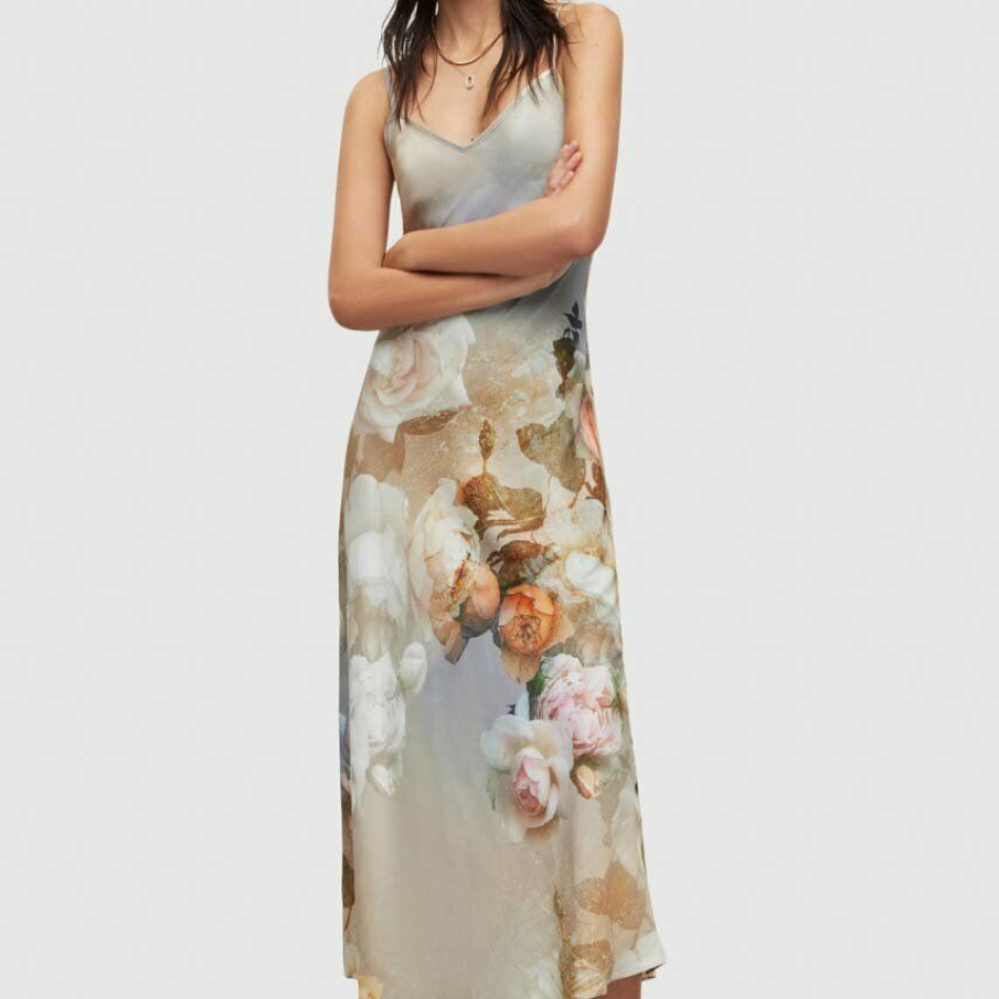 Rochie din colecția AllSaints, dreapta, în nuanțe pastelate și romantice. Are decolteu în V și bretele reglabile. Peste ea puteți puteți suprapune sacoul preferat și veți obține un look deosebit