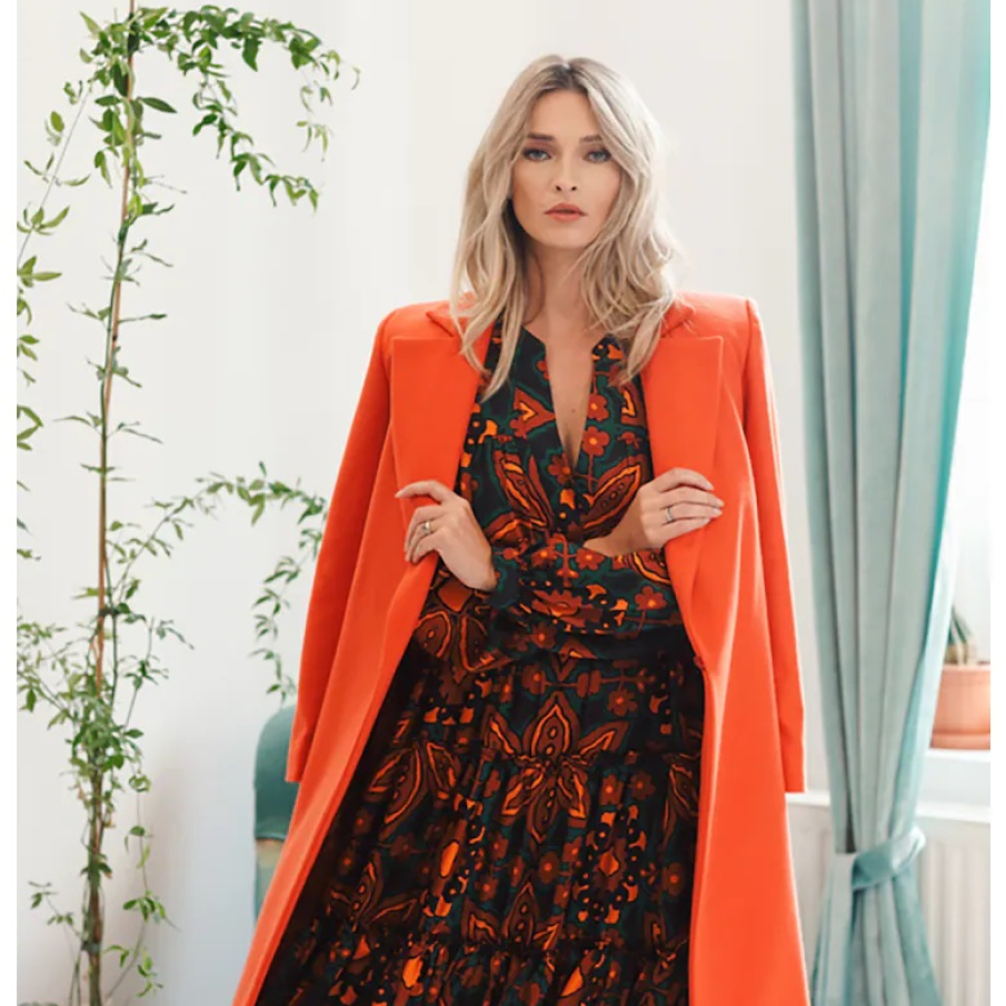 Rochie maxi cu model stratificat, by Muna. Are un imprimeu floral autumnal superb, realizat prin combinarea oranjului cu negru 