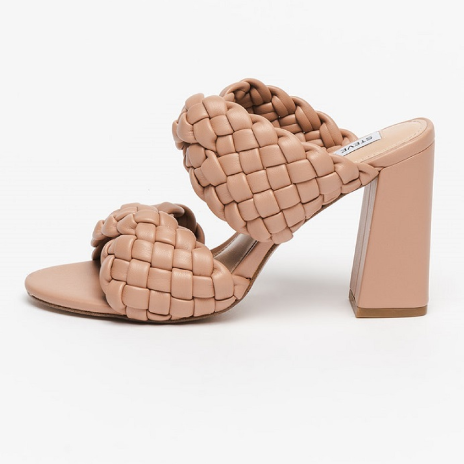Papuci Steve Madden, în nuanță de maro caramel, cu aspect împletit umflat și toc înalt și gros. 