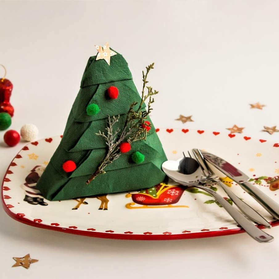 Șervețel împăturit în formă de brăduț 