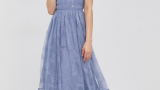 O superbă rochie diafană maxi, semnată Elisabetta Franchi, într-o superbă nuanță de violet. 