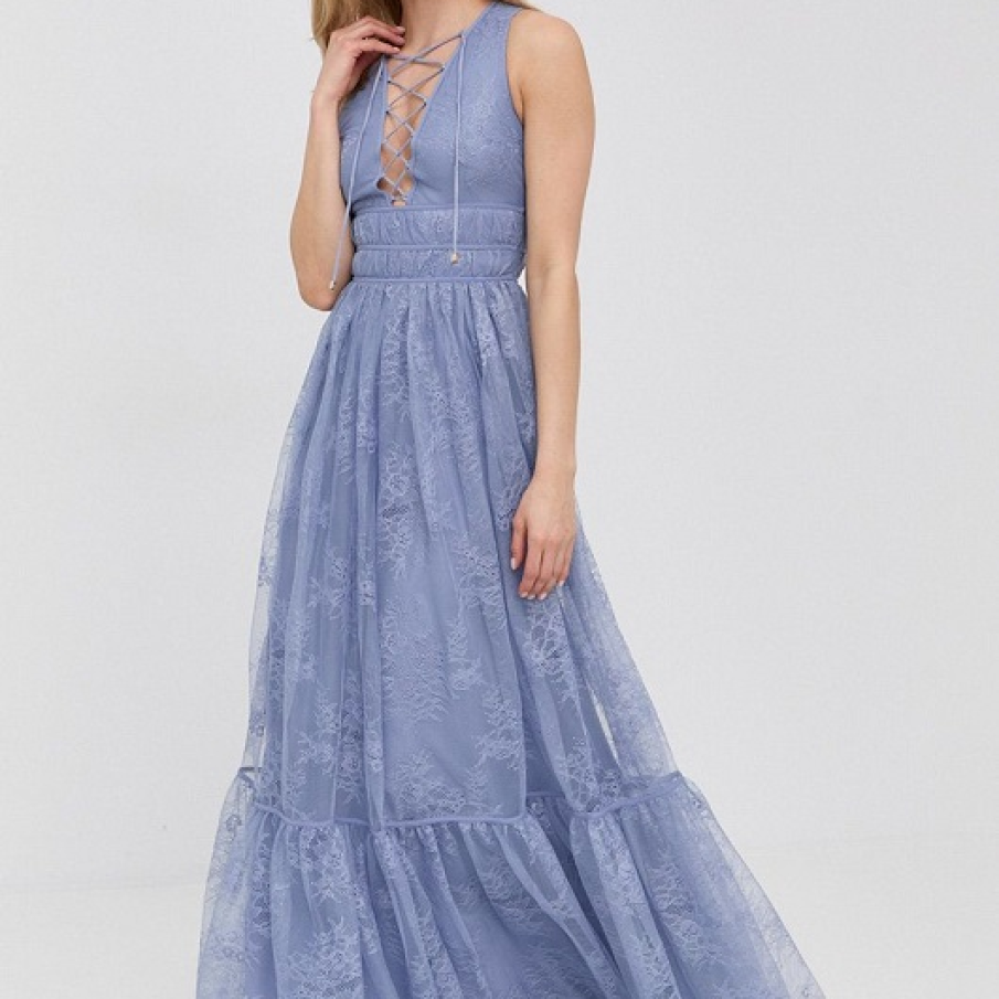 O superbă rochie diafană maxi, semnată Elisabetta Franchi, într-o superbă nuanță de violet. 