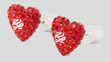 Cercei roșii cu tijă în formă de inimă, decorați cu cristale by Karl Lagerfeld. Poți crea cu ajutorul lor un look romantic și feminin