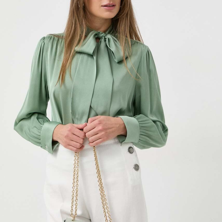 Cămașă BOSS în nuanță verde ou de rată, din amestec de mătase (93% mătase), cu decolteu legat în formă de fundă 