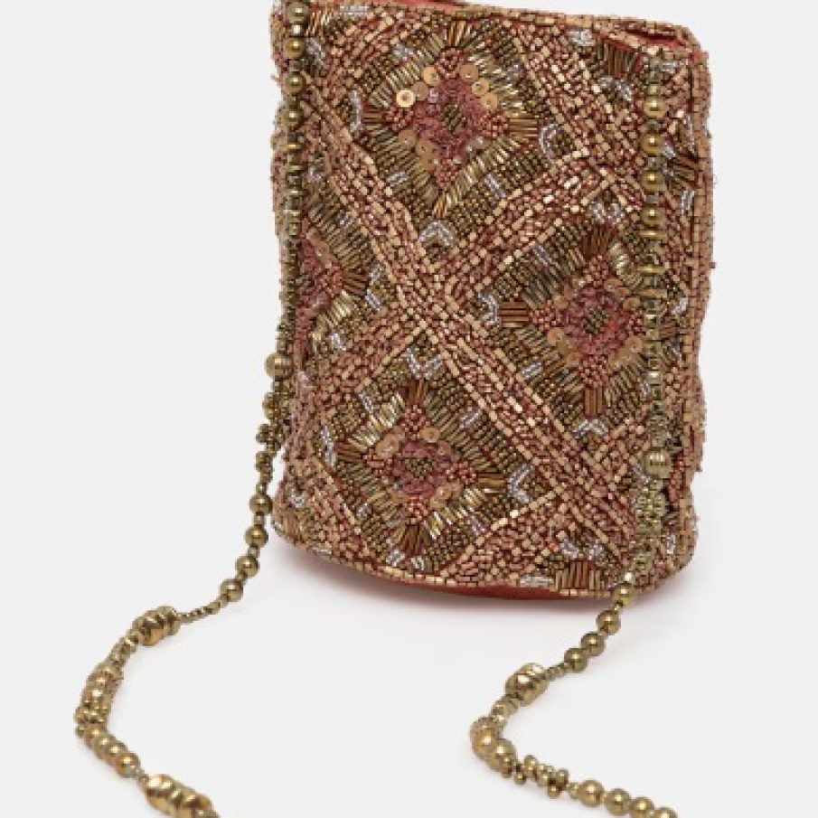 10 accesorii și piese vestimentare cu mărgele, un trend încântător al verii 2025 