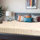 Confort la dormit cu o saltea cu arcuri individuale. În plus, aerisire și sprijin pentru coloană