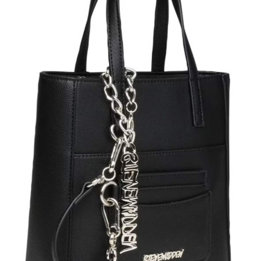 Geantă neagră tote mini, de piele ecologică, by Steve Madden. Pentru un efect șic dispune de un accesoriu argintiu grafic format din lanț și logo