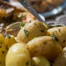 Secretul cartofilor noi la cuptor: crocanți, aromați și fără să se lipească de tavă