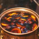 Cum se face vin fiert acasă: rețeta unei băuturi calde și aromate cu gustul Crăciunului 