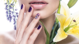 Manichiura sofisticata cu oja in nuanta de violet deep si flower print pe unghia inelarului