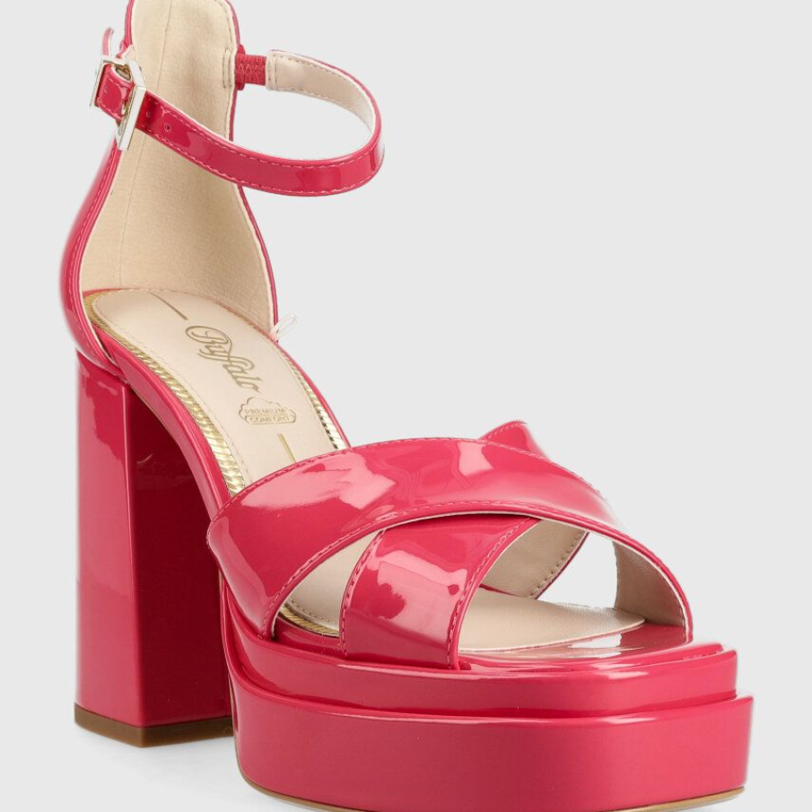 Sandale din colecția Buffalo confecționate din imitație de piele lăcuită, cu bretele încrucișate și baretă în dreptul gleznei 