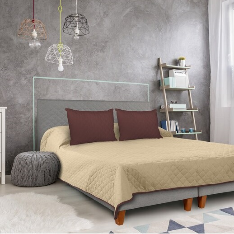 Cuvertură matlasată Alcam cu 2 fete microfibră, în nuanță de crem și vișiniu. Are dimensiunile de 210 x 220 cm