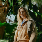 Trench, parka și denim: eleganța relaxată a noului sezon