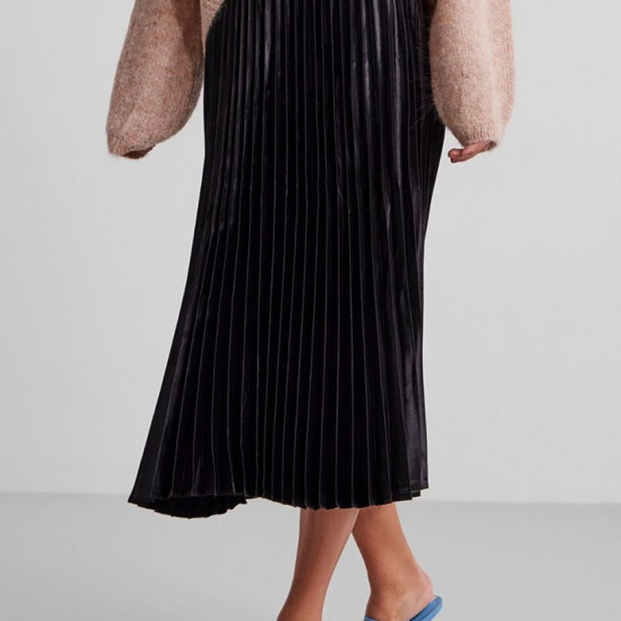 Fustă Y.A.S. plisată neagră, de lungime medie și cu talie înaltă. Are o croială evazată și poate fi purtată la ținute diverse.