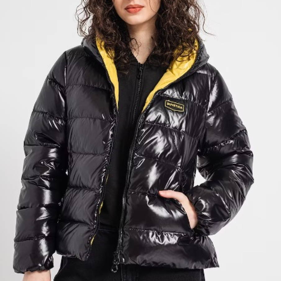 Geacă lucioasă, neagră, by Duvetica, cu dublură în nuanță de galben. Are glugă, imprimeu logo pe piept și umplutură de puf 
