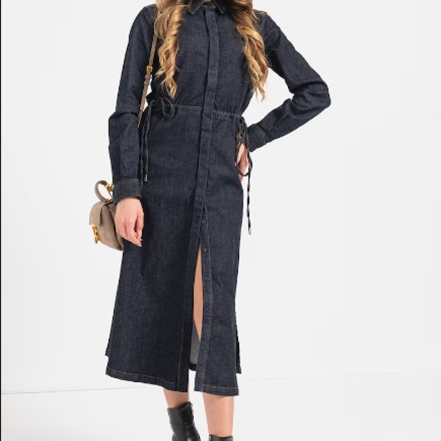 Rochie Ștefănel midi, din denim închis la culoare, cu guler și mâneci lungi, ce poate fi purtată cu șliț datorită sistemului de prindere cu capse