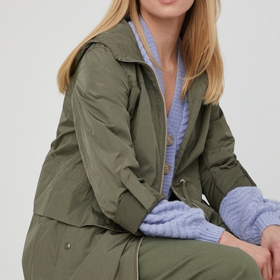 Geaca verde militar cu glugă nedetașabilă, din țesătură netedă, impermeabilă, cu fason mulat 