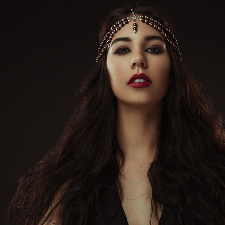 Bijuteriile creează un efect wow atunci când nu mai sunt purtate la gât, ci pe cap 