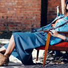 Denim power: 10 fuste de blugi midi cu un touch modern 