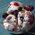 Desert cu inghetata de vanilie, bezele si fructe de padure