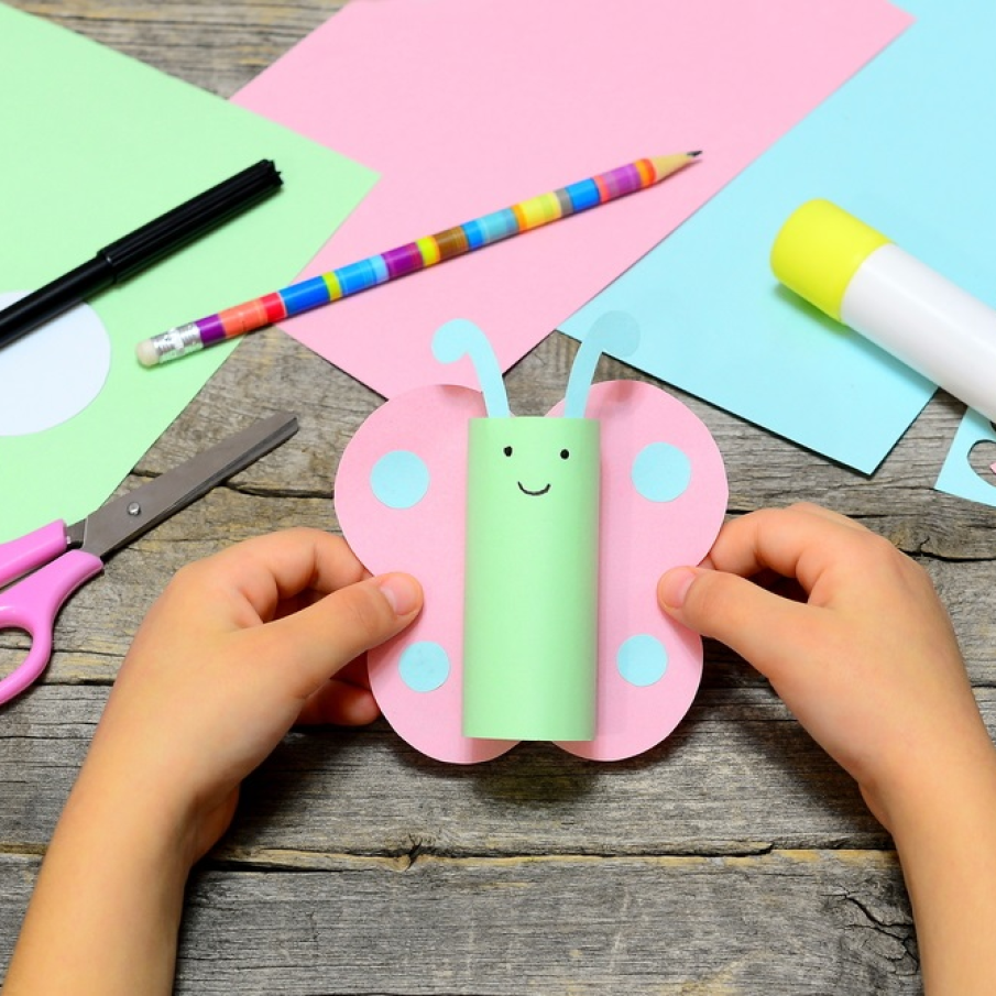 Fluturele jucăuș - proiect DIY realizat din hârtie colorată 