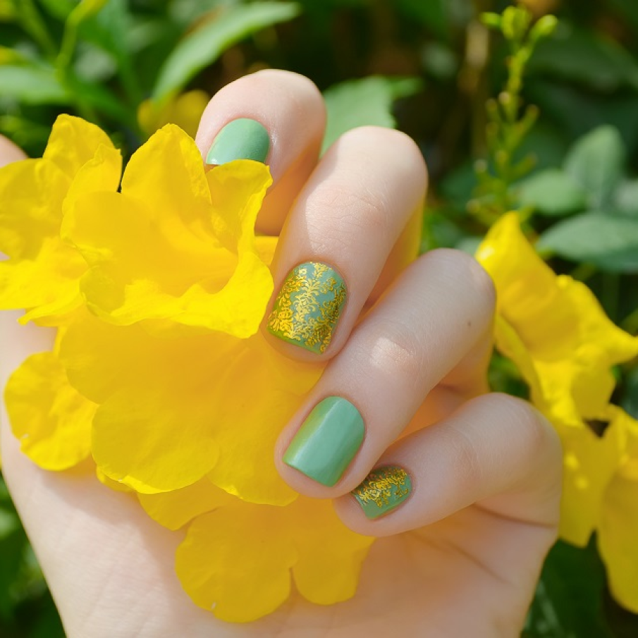 Manichiură verde mentă cu print auriu 