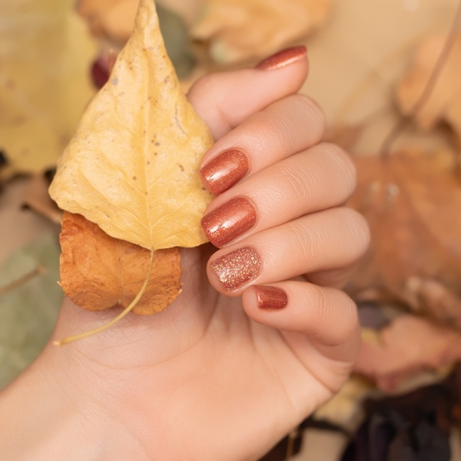 Deși maroul ciocolatiu sau nude, în nuanțe de cafea cu lapte sau cappuccino, este în tendințe în această toamnă, la fel putem spune și despre maroul roșcat, cu accente strălucitoare 