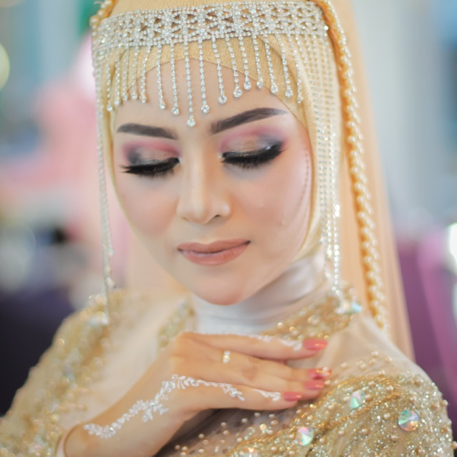 Desen minimalist de henna alba, de inspiratie arabica 