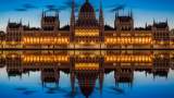 Clădirea Parlamentului din Budapesta reflectată perfect în apă 
