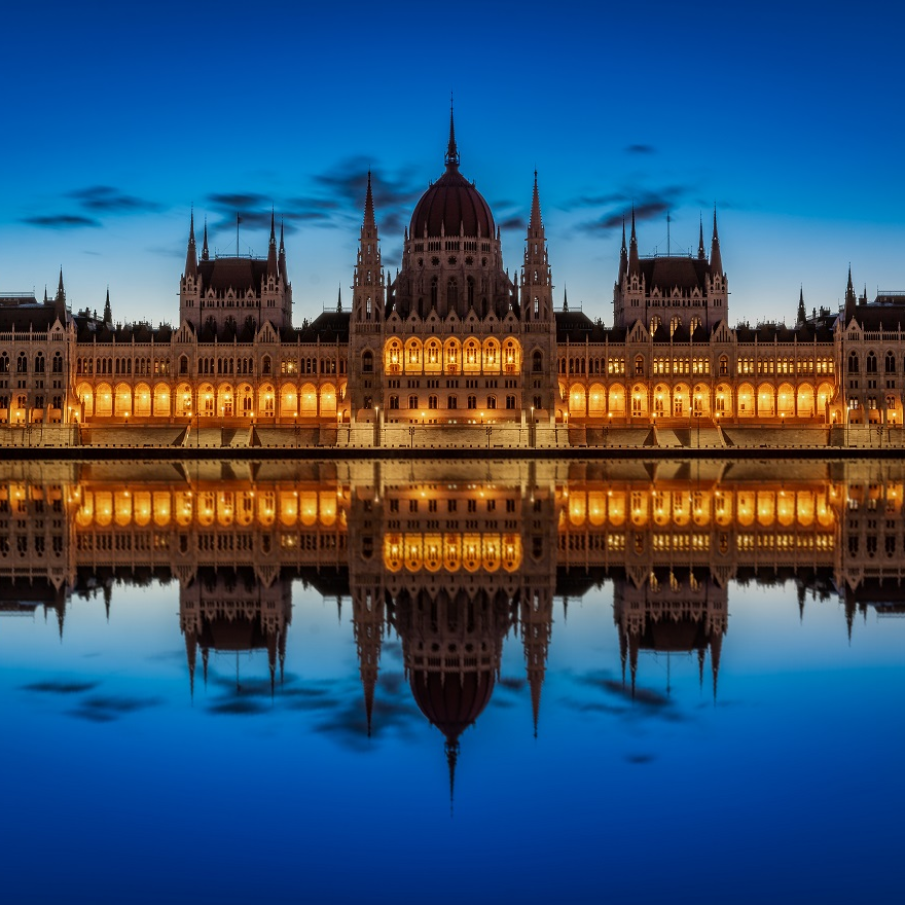 Clădirea Parlamentului din Budapesta reflectată perfect în apă 