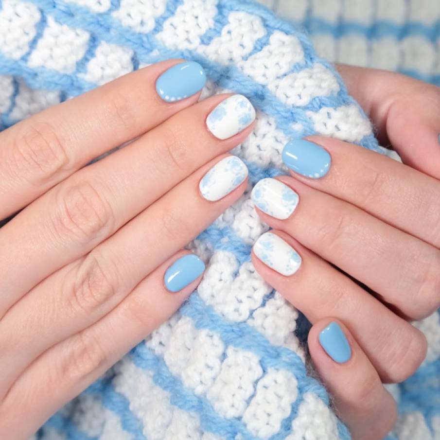 Manichiura white and baby blue