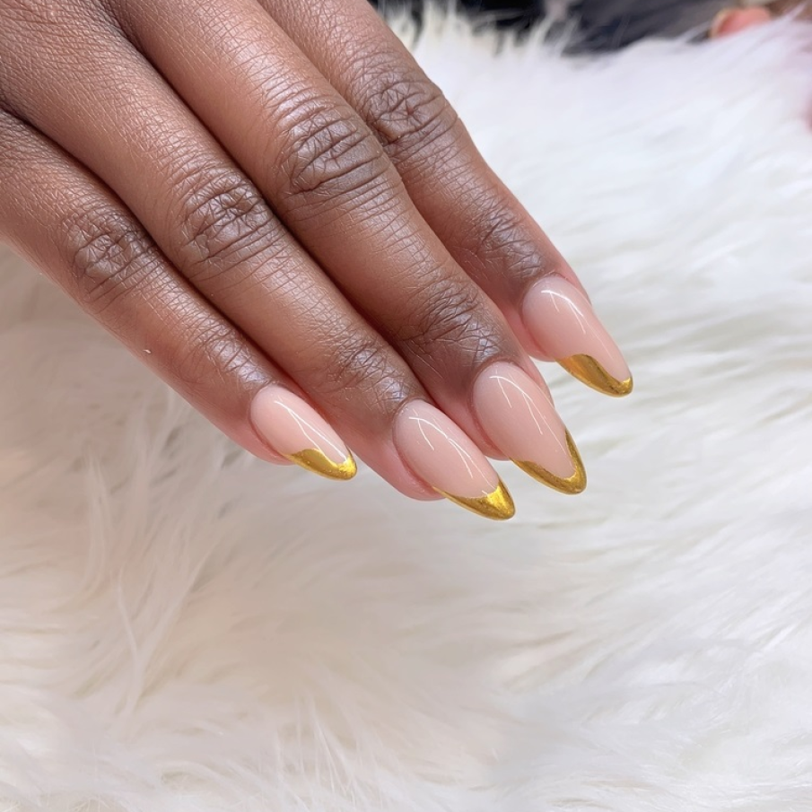 Manichiură french cu baza rose nude și vârfurile unghiilor în galben auriu, cu sclipiri de metal topit