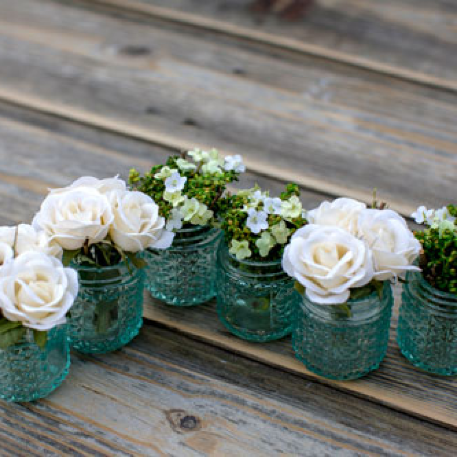 Ghivece mici cu flori sau mirodenii