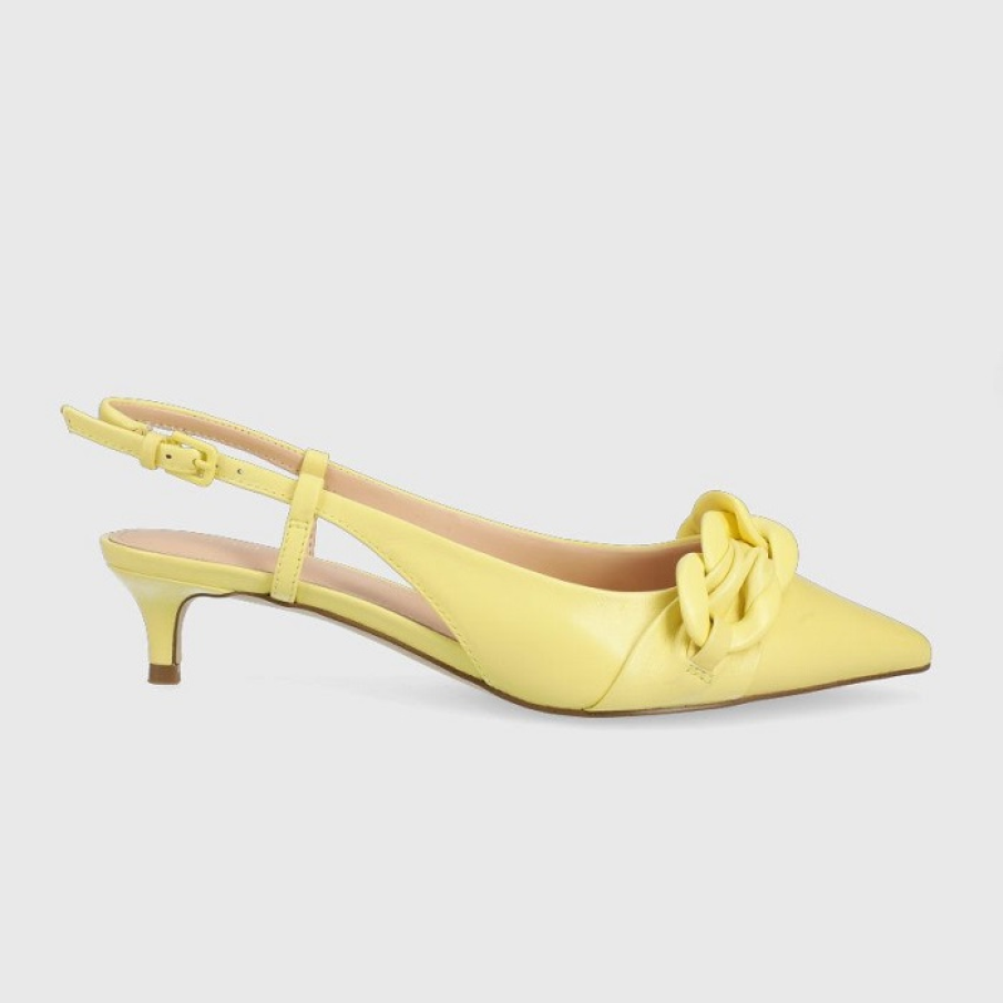 Pantofi galben păi Guess, cu toc scurt și subțire, detaliu decorativ frontal. Sunt perfecți pentru a fi purtați cu o rochiță în această primăvară. 