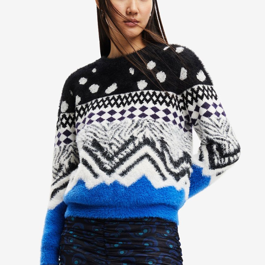 Pulover Desigual din tricot de grosime medie, cu mânecă lungă și fason lejer, în al cărui imprimeu regăsim din plin motivele de bază ale iernii