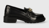 Loafers din colecția Tommy Hilfiger confecționati din piele naturală, cu toc plat și detaliu auriu metalic tip lanț 