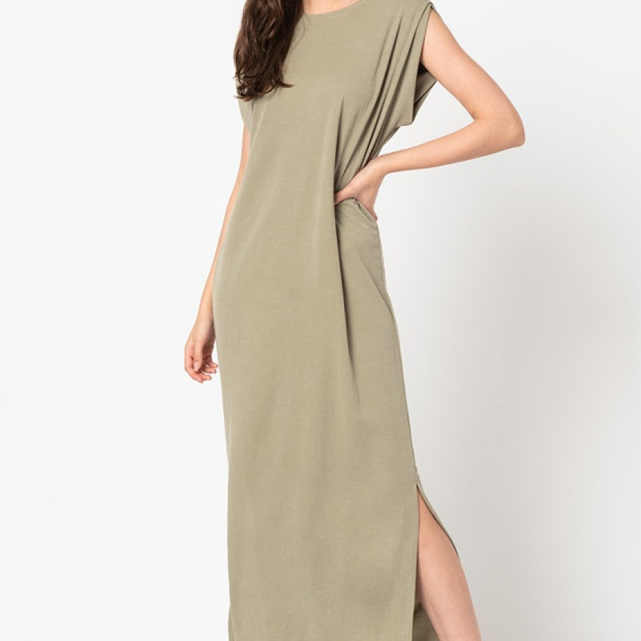 Rochie maxi simplă, comodă, cu 2 slituri laterale, într-o culoare de gri cârtiță. Se potrivește de minune cu o pereche de sandale de tip chunky, cu talpa masivă. 