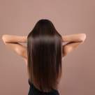 Adio placă de păr! Trucurile naturale care îți lasă părul drept, neted și sănătos – direct din secretele coaforilor