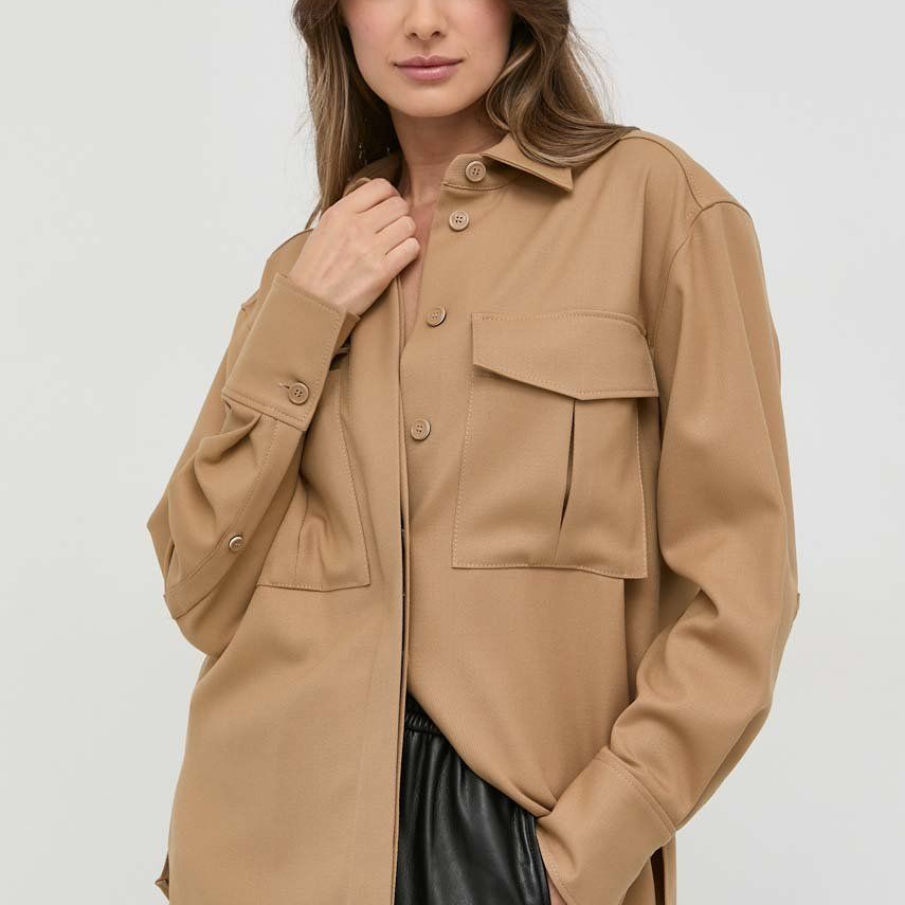 Cămașă maro nude, cu guler clasic și aspect lejer, relaxed fit. Este confecționată din țesătură elastică, având în compoziție 60% lână