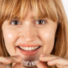 Ce legătură are scrâșnitul dinților cu stresul și cum poți evita riscurile și complicațiile