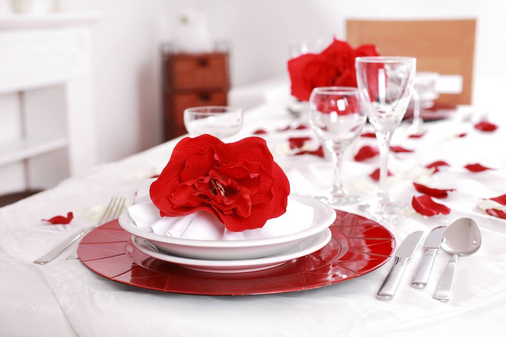 blast leakage Seminar Pentru cei indragostiti de rosu si de Valentine's Day: Flori in farfurii,  petale pe masa