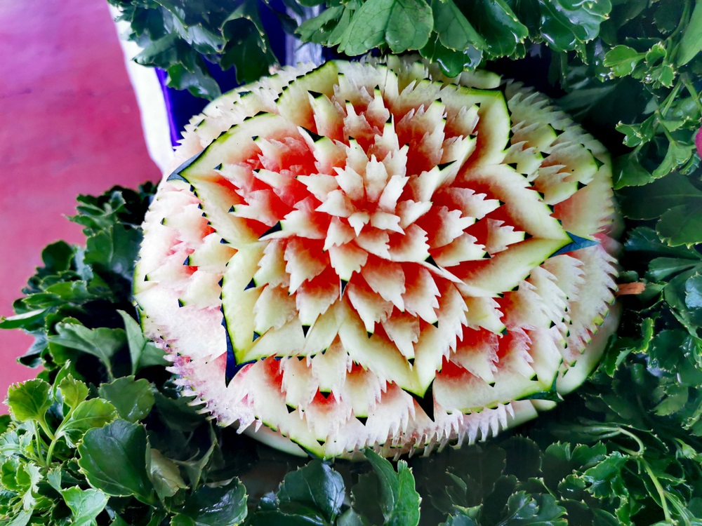 Floare elaborată sculptată pe jumătate de pepene verde 