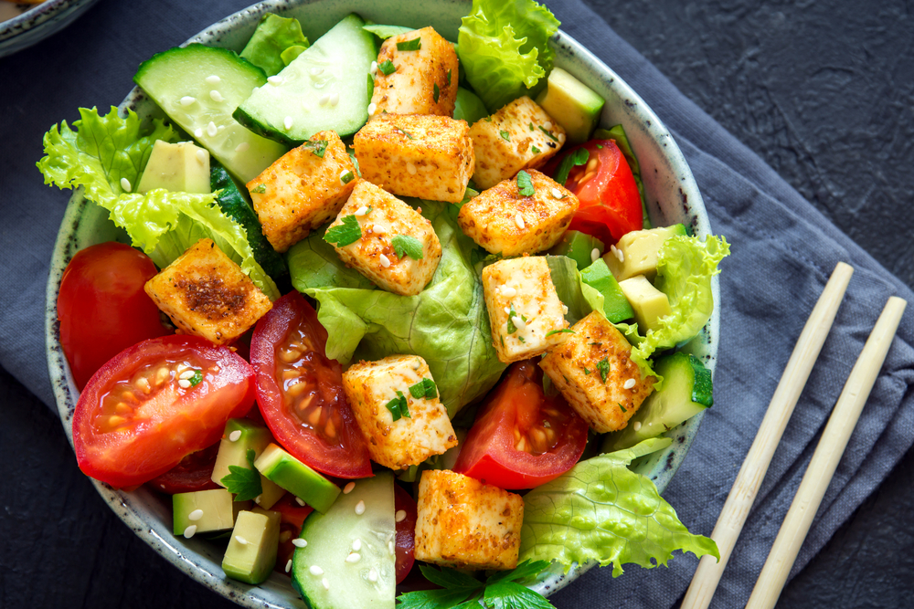 Salată ULTRARAPIDĂ cu tofu și semințe de susan