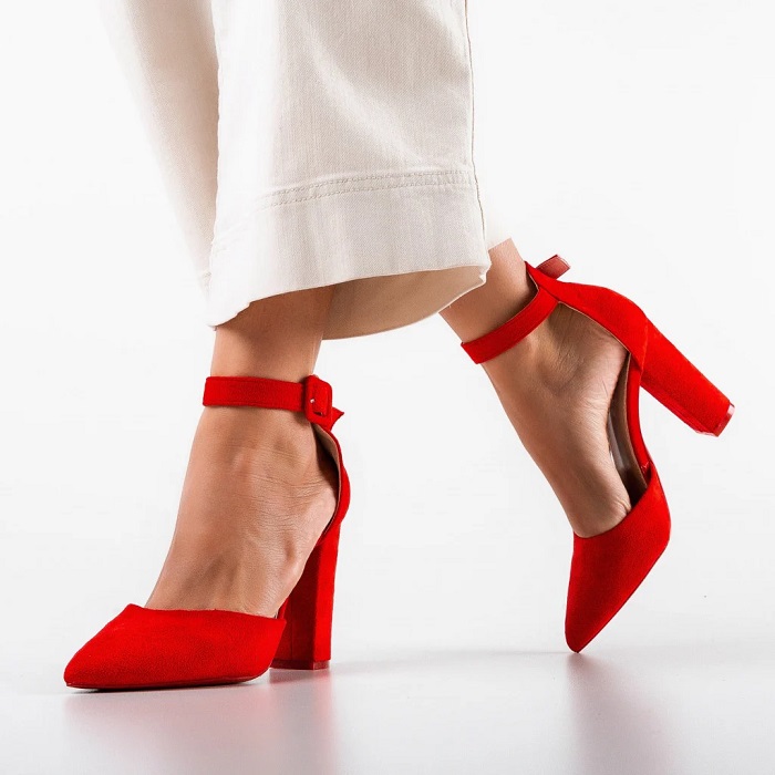 corn Sober blush Pantofi roșii cu bretele încrucișate pentru a fi bine fixați pe glezna și a  pune în valoare piciorul. Au tocul gros de 8 cm și vârf ascuțit.