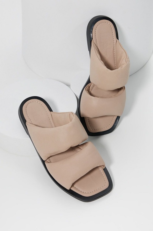 Papuci practici și confortabili, într-un stil casual sic, ce pot fi purtați la multe ținute de vară. 