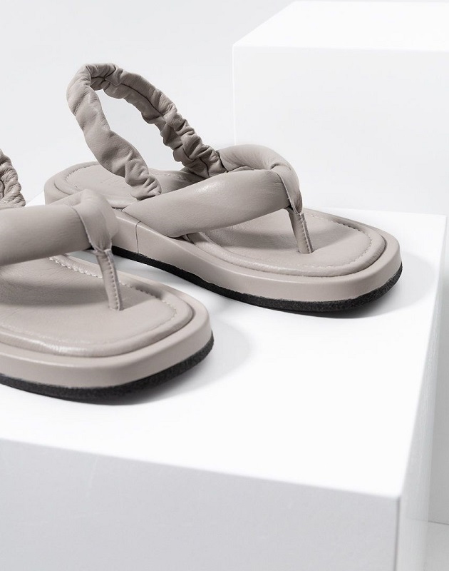 Sandale în stil șlapi, cu talpă confortabilă și detaliu tip pernă 