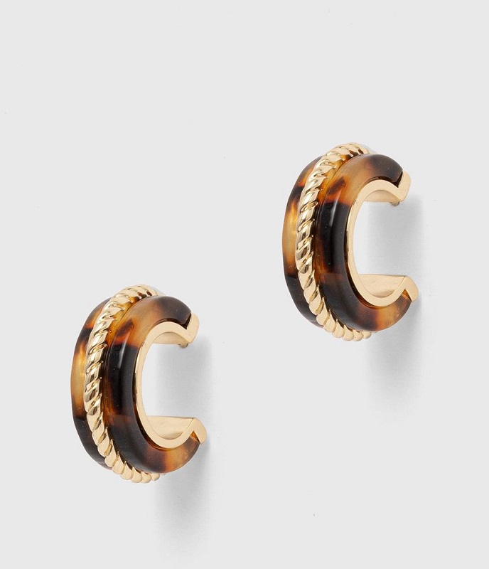 Cercei hoops trendy din colecția Lauren Ralph Lauren, cu imprimeu maro și decorați pe mijloc cu auriu