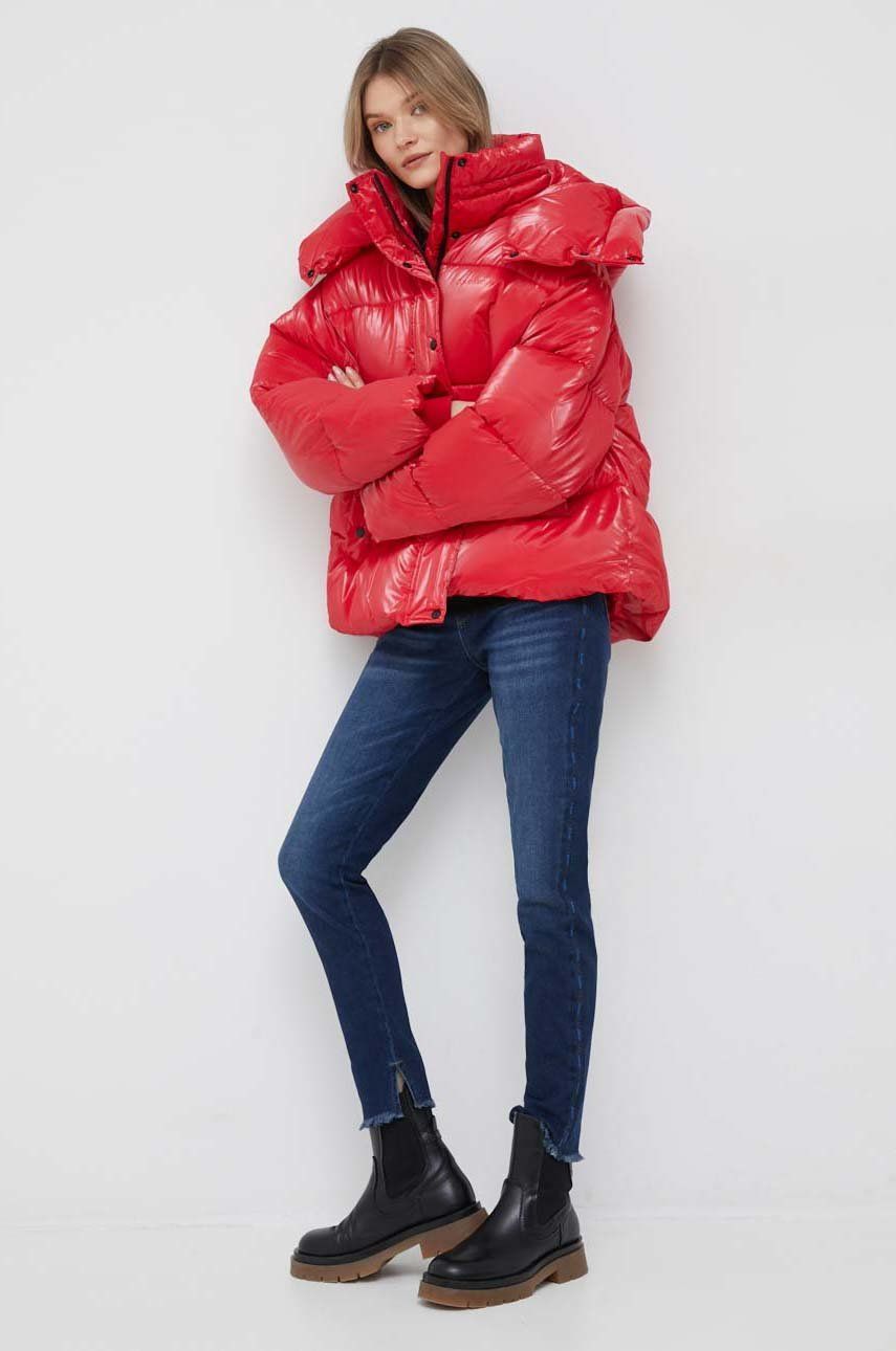 Geacă roșie supradimensionată de iarnă Calvin Klein Jeans, din material matlasat, cu fibră REPREVE