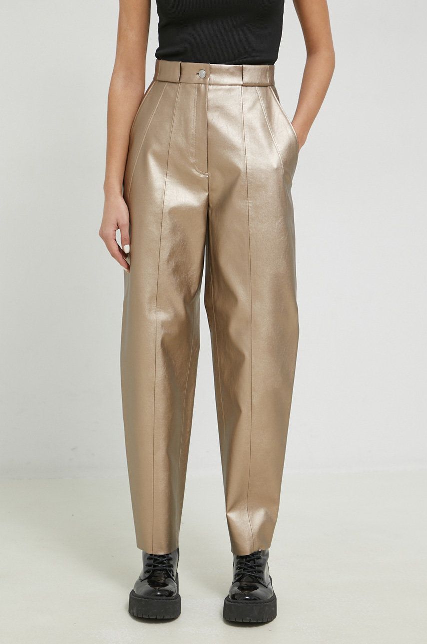 Wrap motif corner Pantaloni aurii cu talie înaltă, din imitație de piele. Fac parte din  colecția Hugo.